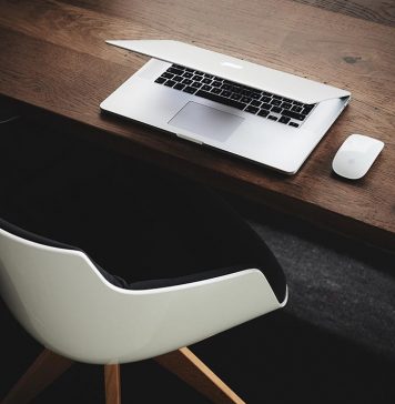 کیم کارداشیان نشان می دهد از بین بردن عمیق در بالا رفتن و مینی