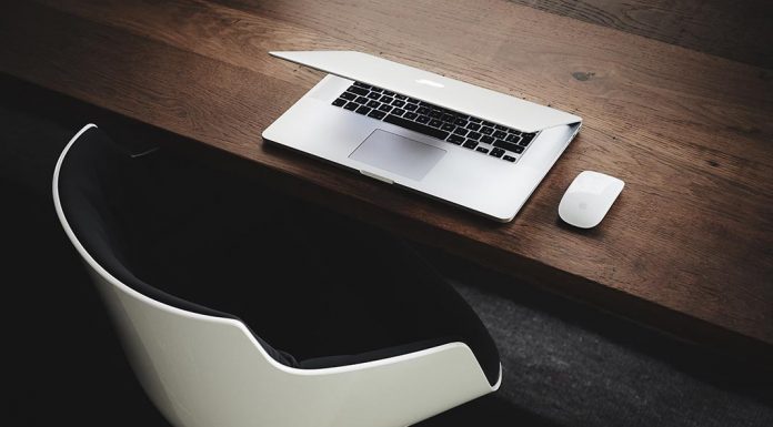 کیم کارداشیان نشان می دهد از بین بردن عمیق در بالا رفتن و مینی