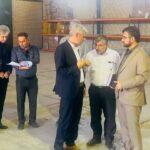 به گزارش خبرنگار مهر، مهدی تنگستانی صبح دوشنبه در نشست کمیته استانی نظارت بهداشتی و شرعی در ایام اربعین اظهار کرد: در خصوص تسهیل در فرآیند نظارت بهداشتی و شرعی در سطح شهرستانها با همکاری نهادها و ادارات مرتبط در راستای تأمین و تضمین سلامت و حلالیت فرآوردههای پروتئینی تاکید داریم. وی اضافه کرد: اکیپهای عملیاتی دامپزشکی همچون دیگر ایام خاص نظیر عید نوروز، ماه مبارک رمضان و تاسوعا و عاشورا در ایام اربعین حسینی هم در دستور کار قرار دارد. مدیر کل دامپزشکی استان بوشهر بیان کرد: در این طرح نظارتی از ظرفیت نیروهای آموزش دیده با همکاری سپاه به عنوان همیار بهداشتی استفاده خواهد شد. وی افزود: سیاستگذاری، برنامه ریزی و راهبری در بحث نظارت بهداشتی و شرعی در ایام اربعین و آموزشها و اطلاع رسانی لازم از طریق فضای مجازی در جهت آگاهی سازی عموم مردم و زائرین حسینی را مدنظر قرار داده ایم. کمیته استانی نظارت بهداشتی و شرعی در ایام اربعین با حضور اعضای کمیته در ستاد و شهرستانها بهصورت وبینار در سالن جلسات اداره کل دامپزشکی استان بوشهر برگزار شد.