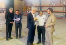 به گزارش خبرنگار مهر، مهدی تنگستانی صبح دوشنبه در نشست کمیته استانی نظارت بهداشتی و شرعی در ایام اربعین اظهار کرد: در خصوص تسهیل در فرآیند نظارت بهداشتی و شرعی در سطح شهرستانها با همکاری نهادها و ادارات مرتبط در راستای تأمین و تضمین سلامت و حلالیت فرآوردههای پروتئینی تاکید داریم. وی اضافه کرد: اکیپهای عملیاتی دامپزشکی همچون دیگر ایام خاص نظیر عید نوروز، ماه مبارک رمضان و تاسوعا و عاشورا در ایام اربعین حسینی هم در دستور کار قرار دارد. مدیر کل دامپزشکی استان بوشهر بیان کرد: در این طرح نظارتی از ظرفیت نیروهای آموزش دیده با همکاری سپاه به عنوان همیار بهداشتی استفاده خواهد شد. وی افزود: سیاستگذاری، برنامه ریزی و راهبری در بحث نظارت بهداشتی و شرعی در ایام اربعین و آموزشها و اطلاع رسانی لازم از طریق فضای مجازی در جهت آگاهی سازی عموم مردم و زائرین حسینی را مدنظر قرار داده ایم. کمیته استانی نظارت بهداشتی و شرعی در ایام اربعین با حضور اعضای کمیته در ستاد و شهرستانها بهصورت وبینار در سالن جلسات اداره کل دامپزشکی استان بوشهر برگزار شد.