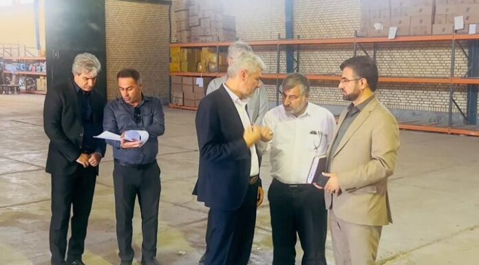 به گزارش خبرنگار مهر، مهدی تنگستانی صبح دوشنبه در نشست کمیته استانی نظارت بهداشتی و شرعی در ایام اربعین اظهار کرد: در خصوص تسهیل در فرآیند نظارت بهداشتی و شرعی در سطح شهرستانها با همکاری نهادها و ادارات مرتبط در راستای تأمین و تضمین سلامت و حلالیت فرآوردههای پروتئینی تاکید داریم. وی اضافه کرد: اکیپهای عملیاتی دامپزشکی همچون دیگر ایام خاص نظیر عید نوروز، ماه مبارک رمضان و تاسوعا و عاشورا در ایام اربعین حسینی هم در دستور کار قرار دارد. مدیر کل دامپزشکی استان بوشهر بیان کرد: در این طرح نظارتی از ظرفیت نیروهای آموزش دیده با همکاری سپاه به عنوان همیار بهداشتی استفاده خواهد شد. وی افزود: سیاستگذاری، برنامه ریزی و راهبری در بحث نظارت بهداشتی و شرعی در ایام اربعین و آموزشها و اطلاع رسانی لازم از طریق فضای مجازی در جهت آگاهی سازی عموم مردم و زائرین حسینی را مدنظر قرار داده ایم. کمیته استانی نظارت بهداشتی و شرعی در ایام اربعین با حضور اعضای کمیته در ستاد و شهرستانها بهصورت وبینار در سالن جلسات اداره کل دامپزشکی استان بوشهر برگزار شد.