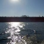 پهلودهی نفتکش VLCC در شرایط طوفانی در پایانه نفتی خارگ