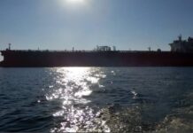 پهلودهی نفتکش VLCC در شرایط طوفانی در پایانه نفتی خارگ