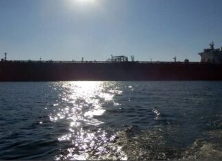 پهلودهی نفتکش VLCC در شرایط طوفانی در پایانه نفتی خارگ