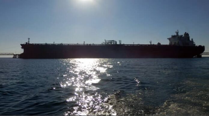 پهلودهی نفتکش VLCC در شرایط طوفانی در پایانه نفتی خارگ