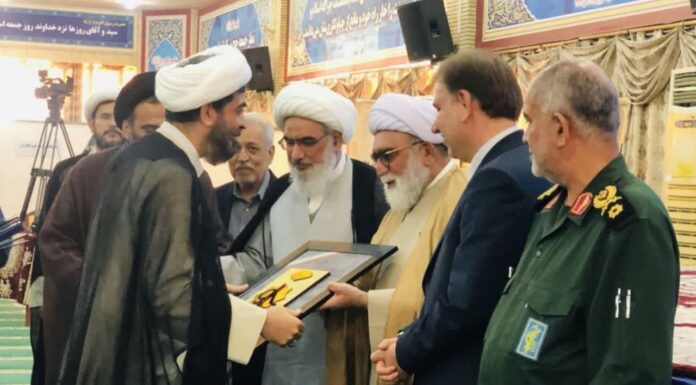 نشان بلادی به خانواده شهید ابوتراب عاشوری اعطا شد