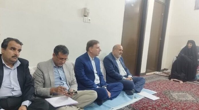 استاندار بوشهر به دیدار خانواده شهید بحرانی رفت