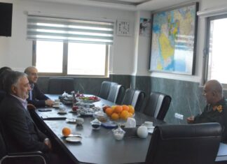 مدیرعامل پایانههای نفتی ایران، عباس اسدروز، در دیدار با علی رزمجو، فرمانده سپاه امام صادق(ع) استان بوشهر