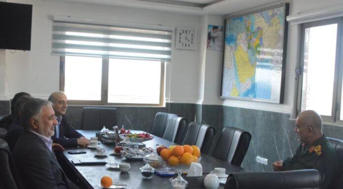 مدیرعامل پایانههای نفتی ایران، عباس اسدروز، در دیدار با علی رزمجو، فرمانده سپاه امام صادق(ع) استان بوشهر