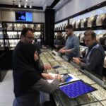 نمونه برداری از طلا فروشیهای استان بوشهر برای صحت سنجی عیار آن ها