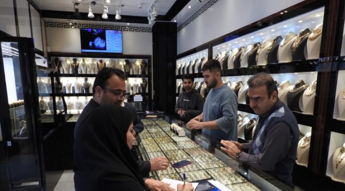 نمونه برداری از طلا فروشیهای استان بوشهر برای صحت سنجی عیار آن ها