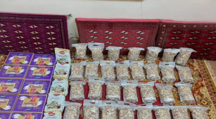 توزیع ۱۰۰بن خرید آجیل و ۱۰۰ بسته آجیل و شکلات توسط جهادگران شهید احمدی جوان شهرستان بوشهر