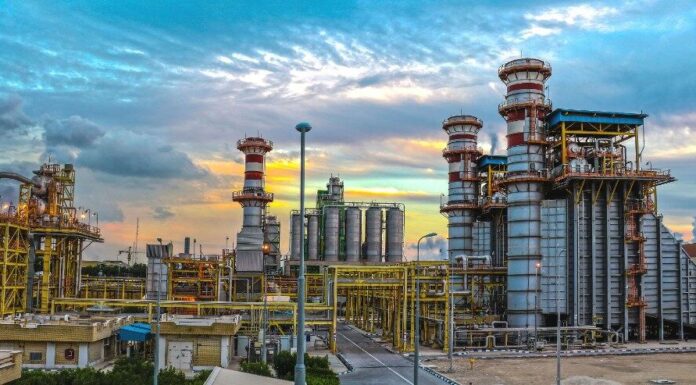 بیش از ۲۰۲۷ مگاوات طرح نیروگاهی تا اوج بار ۱۴۰۴ به مدار میآید